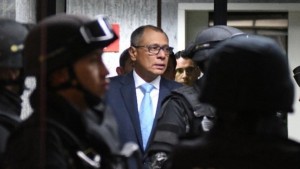 Arce condena la invasión a la Embajada de México en Quito para detener al exvicepresidente de Correa